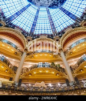 Parigi, Francia - 23 luglio 2022: L'interno delle Galeries Lafayette Haussmann a Parigi. E' un centro commerciale di moda di lusso. Foto Stock