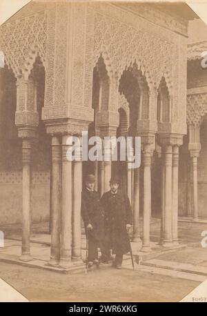 Alex. J. Marks e Joh. G. Heil al Patio de los Leones nell'Alhambra, questa foto fa parte di un album., anonimo, 12-mar-1892, supporto fotografico, stampa albume, altezza 236 mm x larghezza 168 mm, fotografia Foto Stock