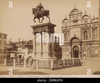 Statua equestre di Bartolomeo Colleoni di Andrea del Verocchio a Venezia, anonima, dopo scultura di: Andrea del Verrocchio, Venezia, 1851 - 1900, carta, stampa albume, altezza 192 mm x larghezza 258 mm, altezza 203 mm x larghezza 261 mm, fotografia Foto Stock