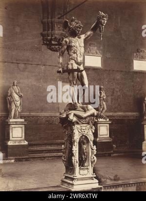 Scultura Perseo di benvenuto Cellini nella Loggia de Lanzi di Firenze, Italia, il Perseo del Cellini (titolo sull'oggetto), Firenze (titolo della collana sull'oggetto), Giacomo Brogi, dopo scultura di: Benvenuto Cellini, Firenze, 1856 - 1881, cartone, stampa albume, altezza 469 mm x larghezza 351 mm, fotografia Foto Stock