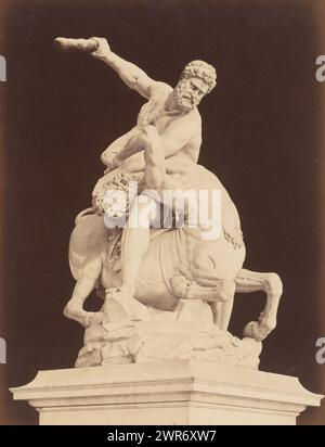 Scultura di Ercole e del centauro Nessus dopo Giambologna, il Centauro di Gian Bologna (titolo sull'oggetto), Firenze (titolo della collana sull'oggetto), Giacomo Brogi, editore: Edizione Brogi, dopo scultura di: Giambologna, Firenze, 1864 - 1881, cartone, stampa albume, altezza 470 mm x larghezza 350 mm, fotografia Foto Stock