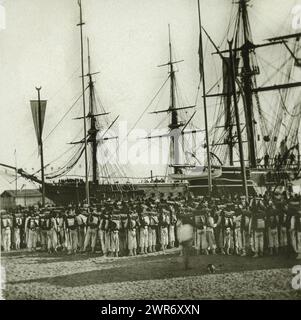 Soldati nel porto di Port Said per l'apertura del canale di Suez, Egitto, inaugurazione del canale di Suez. Imbarco delle troupe di Port-Said (istantaneo) (titolo sull'oggetto), Ferrier Père-Fils et Soulier & Léon et Lévy, Port Said, 1869, vetro, scivolo, altezza 84 mm x larghezza 171 mm Foto Stock