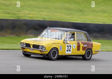 Martin Overington nel 1973 nella Triumph Dolomite Sprint durante la gara del Gordon Spice Trophy al 80th Member Meeting, Goodwood, Sussex, Regno Unito. Foto Stock