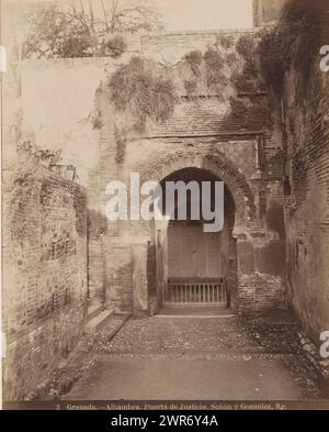 Puerta de la Justicia nell'Alhambra di Granada, Granada, Alhambra, Puerta de Justicia (titolo oggetto), Señan y Gonzalez, Granada, 1880 - 1900, carta, stampa albume, altezza 370 mm x larghezza 305 mm, fotografia Foto Stock