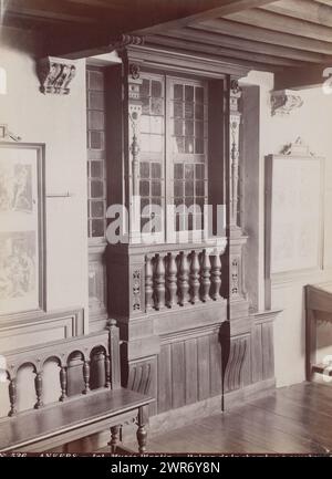 Interno del Museo Plantin-Moretus di Anversa, Belgio, Int Musee Plantin - Balcon de la chambre à coucher (titolo sull'oggetto), Anvers (titolo della serie sull'oggetto), Gustave Hermans, Anversa, 1884 - 1914, paper, stampa albume, altezza 206 mm x larghezza 282 mm, fotografia Foto Stock