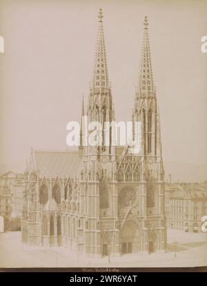 Veduta della Chiesa votiva di Vienna, Austria, Votivkirche (titolo sull'oggetto), Wien (titolo della serie sull'oggetto), A. Wimmer, (attribuito a), Vienna, 1879 - 1900, carta, stampa albume, altezza 264 mm x larghezza 203 mm, fotografia Foto Stock