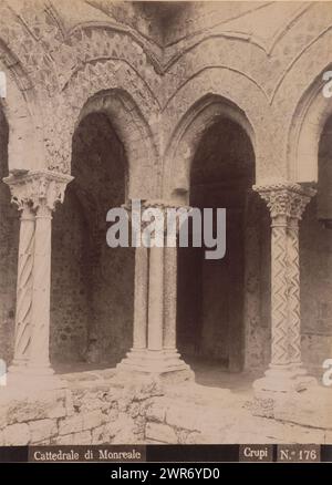 Cortile del Duomo di Monreale, Cattedrale di Monreale (titolo sull'oggetto), Giovanni Crupi, Monreale, 1865 - 1875, carta, stampa albume, altezza 232 mm x larghezza 168 mm, fotografia Foto Stock