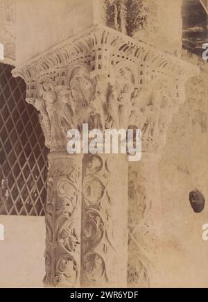 Foto di dettaglio di un capitello nel chiostro della cattedrale di Monreale, Giuseppe Incorpora, (attribuito a), Monreale, 1856 - 1914, carta, stampa albume, altezza 252 mm x larghezza 183 mm, fotografia Foto Stock