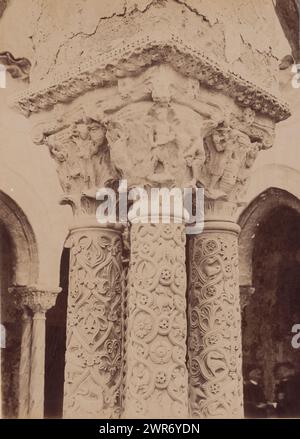 Foto di dettaglio di un capitello nel chiostro della cattedrale di Monreale, Giuseppe Incorpora, (attribuito a), Monreale, 1856 - 1914, carta, stampa albume, altezza 245 mm x larghezza 176 mm, fotografia Foto Stock