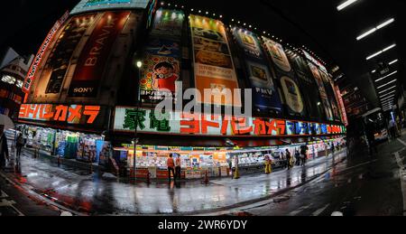 Fotocamera e negozi di elettronica in notturna a Shinjuku, Tokyo, Giappone. Foto Stock