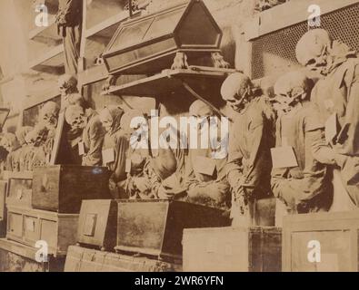 Catacombe dei Cappuccini a Palermo, Palermo, Catacombe dei Cappuccini (titolo oggetto), Giuseppe Incorpora, Palermo, 1860 - 1900, carta, stampa albume, altezza 196 mm x larghezza 248 mm, fotografia Foto Stock