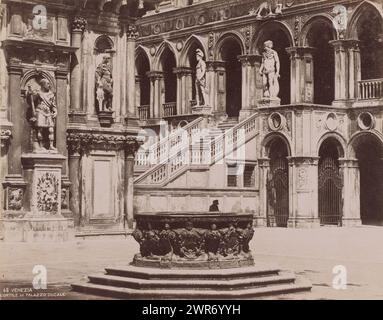 Cortile del Palazzo Ducale a Venezia, Italia, cortile del palazzo Ducale (titolo sull'oggetto), Venezia (titolo della serie sull'oggetto), anonimo, Venezia, 1851 - 1900, cartone, stampa albume, altezza 319 mm x larghezza 368 mm, fotografia Foto Stock