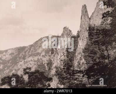 Veduta dell'Hexentanzplatz nell'Harz, Hexentanzplatz (titolo sull'oggetto), E. Mertens & Cie, (attribuito a), anonimo, Harz, 1892, carta, collotipo, altezza 206 mm x larghezza 266 mm, stampa fotomeccanica Foto Stock