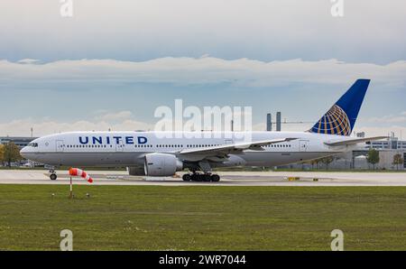 Eine Boeing 777-224ER von United Airlines startet von der Nordbahn des Flughafen München. Immatriukaltion N78001. (München, Deutschland, 09.10.2022) Foto Stock