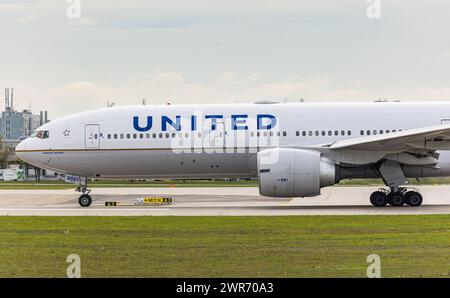 Eine Boeing 777-224ER von United Airlines startet von der Nordbahn des Flughafen München. Immatriukaltion N78001. (München, Deutschland, 09.10.2022) Foto Stock