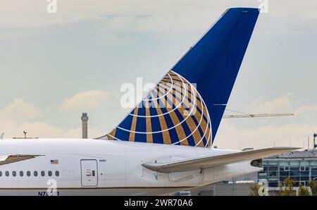 Heckflosse einer Boeing 777-224ER mit dem Logo der amerikanischen Fluggesellschaft United Airlines auf dem Flughafen München. (München, Deutschland, 0 Foto Stock