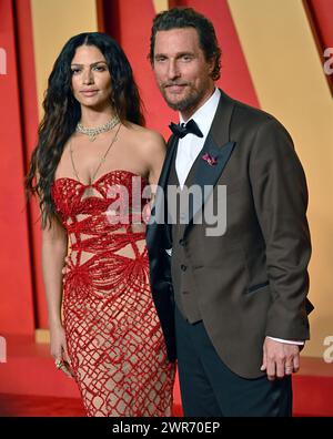 Beverly Hills, Stati Uniti. 10 marzo 2024. Matthew McConaughey e Camila Alves arrivano per la Vanity Fair Oscar Party al Wallis Annenberg Center for the Performing Arts di Beverly Hills, California, domenica 10 marzo 2024. Foto di Chris Chew/UPI credito: UPI/Alamy Live News Foto Stock