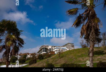 Southend on Sea Essex Inghilterra Regno Unito marzo 2024 Cliffs Pavilion a Westcliff a Southend. Cliffs Pavilion è un teatro e una sala concerti sulla Station Road i. Foto Stock