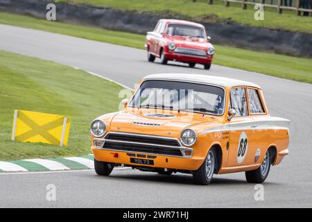 Michael Cullen, Craig Breen 1965 Ford-Lotus Cortina MkI durante la gara del Jim Clark Trophy al Goodwood 80th Member Meeting, Sussex, Regno Unito Foto Stock