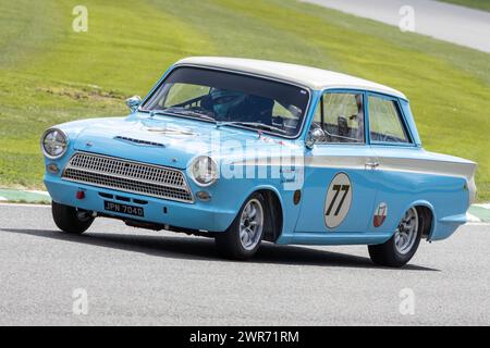 Mark Sumpter nella Ford-Lotus Cortina MkI 1966 durante la gara del Jim Clark Trophy al Goodwood 80th Member Meeting, Sussex, Regno Unito Foto Stock