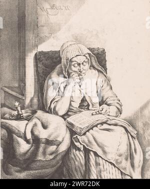 Leggere una donna anziana, una donna anziana che legge si siede su una sedia con un libro in grembo. Tiene gli occhiali nella mano sinistra. A sinistra un cannello su una coperta e una scala., stampatore: Willem Jan Paling Jz., Paesi Bassi, 1809 - 1848, carta, altezza 379 mm x larghezza 268 mm, stampa Foto Stock