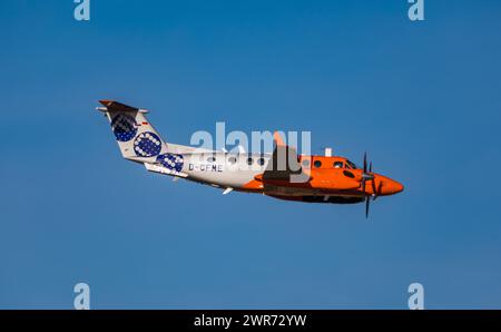 Eine Beechcraft Super King Air 300 von Flight Calibration Services macht am Flughafen Zürich Messungen von Komponenten die für den Landeanflug gebrauc Foto Stock