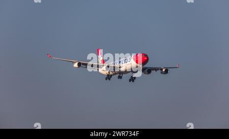 Zürich, Schweiz - 25. Gennaio 2022: Ein Airbus A340-300 von Edelweiss Air im Landeanflug auf den Flughafen Zürich. Registrazione HB-JMD. Foto Stock