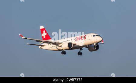 Zürich, Schweiz - 25. Gennaio 2022: Ein Airbus A220-100 von Swiss International Airlines im Landeanflug auf den Flughafen Zürich. Registrazione HB-JBG. Foto Stock