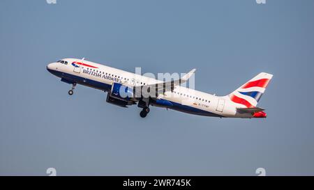 Zürich, Schweiz - 28. Febbraio 2022: Ein Airbus A320-251N (Airbus A320neo) von British Airways startet vom Flughafen Zürich. Foto Stock
