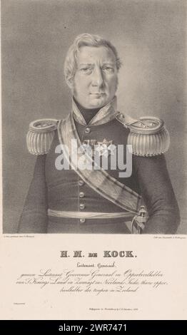 Ritratto di Hendrik Merkus de Kock, la sitter indossa un'uniforme militare con spalline con tre stelle, tre cavalieri e una fascia. Sotto il ritratto ci sono il nome e le posizioni., stampatore: Cornelis Kimmel, stampatore: Daiwaille en Veldhuijzen, editore: C.E. Schutters, stampatore: Amsterdam, editore: Middelburg, 1832, carta, altezza 450 mm x larghezza 310 mm, stampa Foto Stock