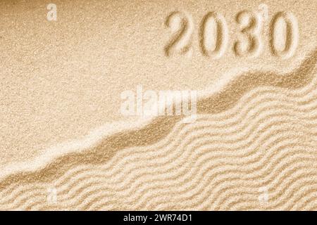 Impronte di numeri 2030 Capodanno su sfondo di onde di sabbia dorata Foto Stock