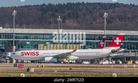 Zürich, Schweiz - 28. Febbraio 2022: Ein Airbus A330-343X von Swiss International Airlines rollt nach der Landung zu einem Fingerdock AM Terminal e des Foto Stock