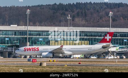 Zürich, Schweiz - 28. Febbraio 2022: Ein Airbus A330-343X von Swiss International Airlines rollt nach der Landung zu einem Fingerdock AM Terminal e des Foto Stock