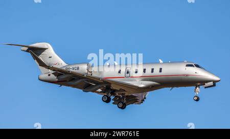 Zürich, Schweiz - 28. Febbraio 2022: Ein Bombardier Challenger 350 von Vistajet Malta im Landeanflug auf den Flughafen Zürich. Registrazione 9H-VCB. Foto Stock