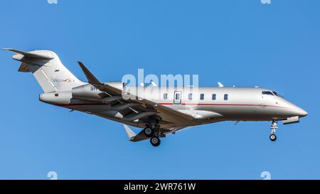 Zürich, Schweiz - 28. Febbraio 2022: Ein Bombardier Challenger 350 von Vistajet Malta im Landeanflug auf den Flughafen Zürich. Registrazione 9H-VCB. Foto Stock