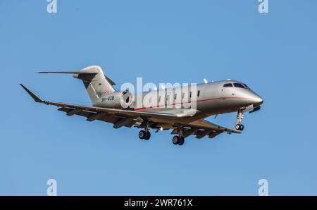 Zürich, Schweiz - 28. Febbraio 2022: Ein Bombardier Challenger 350 von Vistajet Malta im Landeanflug auf den Flughafen Zürich. Registrazione 9H-VCB. Foto Stock