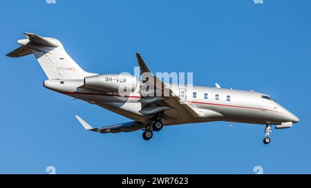 Zürich, Schweiz - 28. Febbraio 2022: Ein Bombardier Challenger 350 von Vistajet Malta im Landeanflug auf den Flughafen Zürich. Registrazione 9H-VCB. Foto Stock