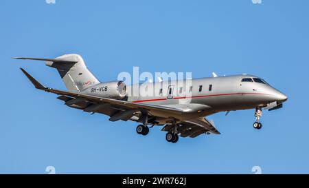 Zürich, Schweiz - 28. Febbraio 2022: Ein Bombardier Challenger 350 von Vistajet Malta im Landeanflug auf den Flughafen Zürich. Registrazione 9H-VCB. Foto Stock