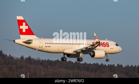 Zürich, Schweiz - 5. März 2022: Ein Airbus A320-271N (Airbus A320neo) Swiss International Airlines im Landeanflug auf den Flughafen Zürich. Registrati Foto Stock