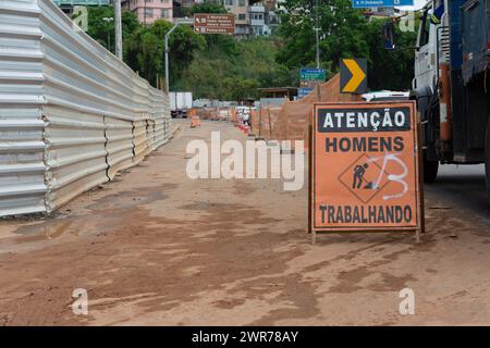 Salvador, Bahia, Brasile - 25 gennaio 2024: Segnale stradale che informa che ci sono uomini che lavorano nel sito. Città di Salvador, Bahia. Foto Stock