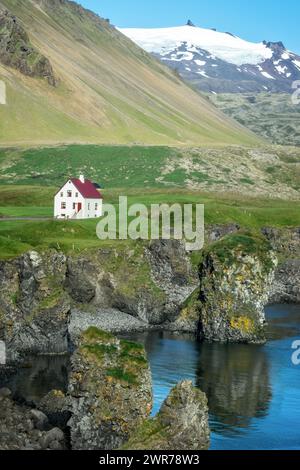 Piccola casa bianca in Arnarstapi, Snaefellsnes penisola paesaggio panoramico, Islanda Foto Stock