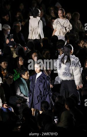 Tokyo, Giappone. 11 marzo 2024. Le modelle che indossano il marchio di moda TANAKA camminano lungo la passerella durante la Rakuten Fashion Week TOKYO 2024 Autunno/Inverno Collection al Yoyogi 2nd Gymnasium. La settimana della moda va dall'11 al 16 marzo. (Credit Image: © Rodrigo Reyes Marin/ZUMA Press Wire) SOLO PER USO EDITORIALE! Non per USO commerciale! Foto Stock
