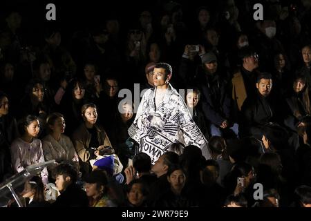 Tokyo, Giappone. 11 marzo 2024. Una modella che indossa il marchio di moda TANAKA cammina lungo la passerella durante la Rakuten Fashion Week TOKYO Autumn/Winter Collection 2024 presso Yoyogi 2nd Gymnasium. La settimana della moda va dall'11 al 16 marzo. (Credit Image: © Rodrigo Reyes Marin/ZUMA Press Wire) SOLO PER USO EDITORIALE! Non per USO commerciale! Foto Stock