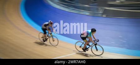 16/12/17 la ciclista amatoriale Chloe Kirkpatrick impara a pedalare sul Velodrome di Derby Arena, Derbyshire Regno Unito. Foto Stock