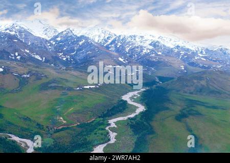 Vista aerea della catena montuosa dell'Alaska e del fiume che scorre attraverso la valle remota. Foto Stock