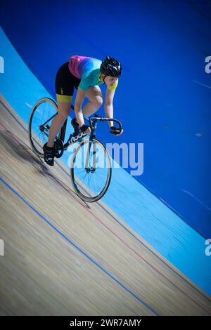 16/12/17 la ciclista amatoriale Chloe Kirkpatrick impara a pedalare sul Velodrome di Derby Arena, Derbyshire Regno Unito. Foto Stock