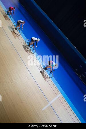 16/12/17 la ciclista amatoriale Chloe Kirkpatrick impara a pedalare sul Velodrome di Derby Arena, Derbyshire Regno Unito. Foto Stock