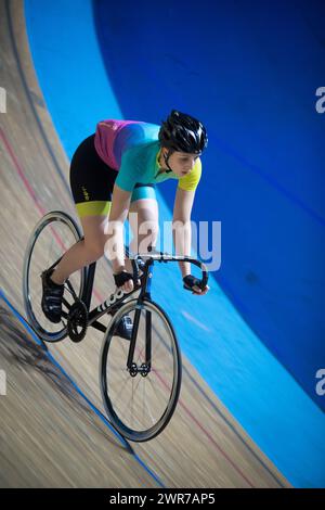 16/12/17 la ciclista amatoriale Chloe Kirkpatrick impara a pedalare sul Velodrome di Derby Arena, Derbyshire Regno Unito. Foto Stock