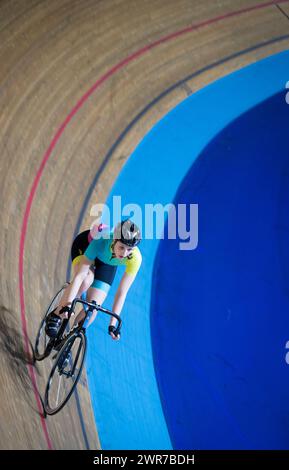 16/12/17 la ciclista amatoriale Chloe Kirkpatrick impara a pedalare sul Velodrome di Derby Arena, Derbyshire Regno Unito. Foto Stock