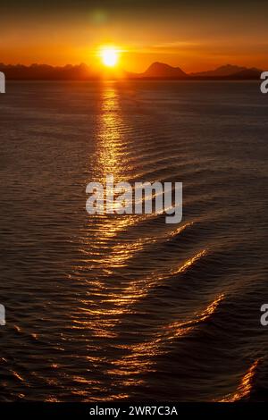 Tramonto sulle catene montuose dell'Alaska e sui corsi d'acqua costieri. Foto Stock